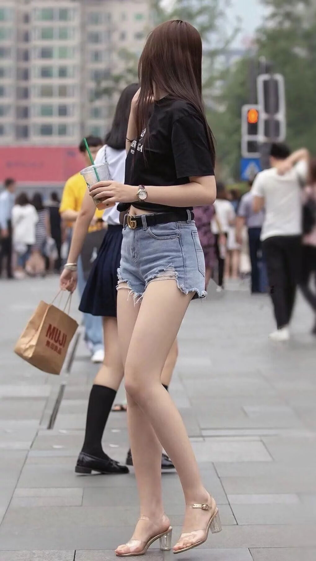 马利克·蒂尔曼在PSV表现出色，赛季结束后引发多家欧洲俱乐部关注。