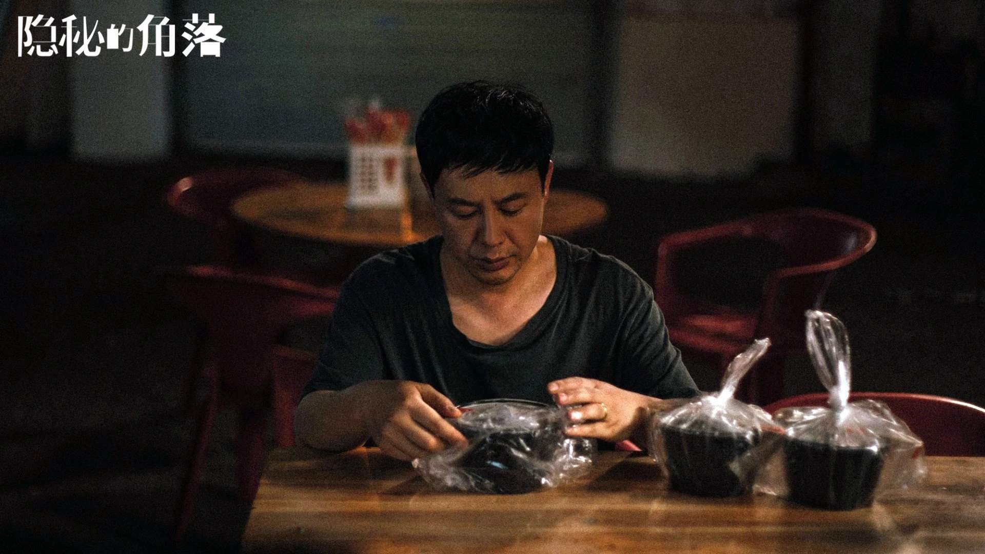 某队球员受伤退出赛场，球迷担心不已，某队员运球时不小心碰到自己的脚
