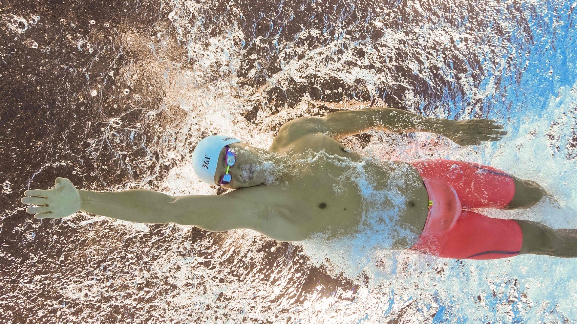 《电竞选手的日常：训练基地揭秘》，电竞选手训练营